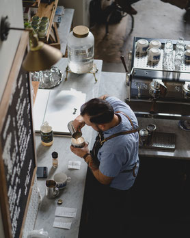 Kaffeezubereitung Pour Over Coffee, hippes Kaffeehaus